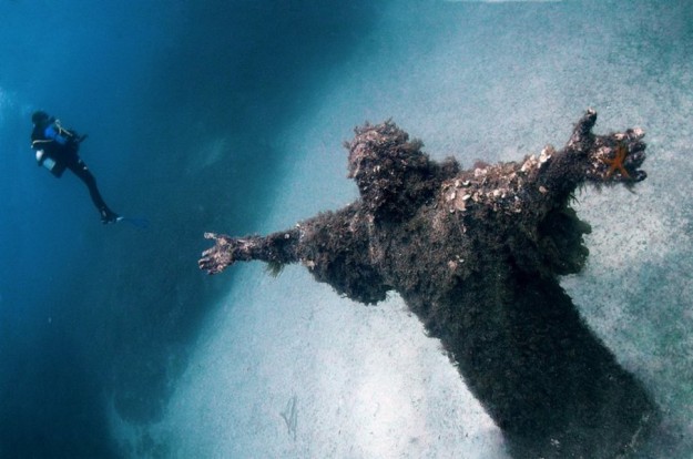 il-cristo-degli-abissi-san-fruttuoso-italia-625x414