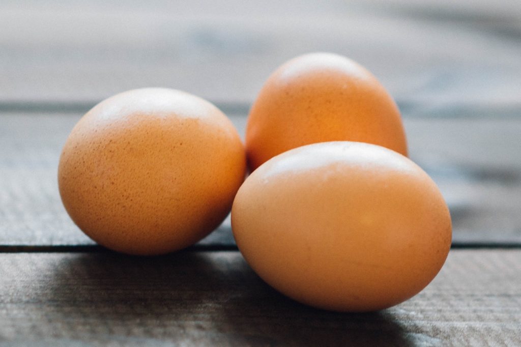 Andare al mare è bellissimo, ma con la sua acqua salata e tutto quel sole, i nostri capelli finita l'estate si ritrovano molto affaticati. Secchezza, colore spento e crescita rallentata, sono alcuni dei problemi che possono presentarsi. Come far ritrovare la salute a capelli e cuoio capelluto? Ci vengono in aiuto le CAROTE! Come sappiamo sono una grande fonte di vitamine C, A ed E. Queste ultime due sono anche essenziali per favorire la crescita del capello ed aumentare il suo spessore. L'olio di carota è quindi un ingrediente incredibilmente utile per creare maschere che rinvigoriscano i nostri capelli. Gli effetti benefici che l'olio di carota può avere sul nostro capello vanno dalla stimolazione della crescita, alla brillantezza. Mentre il cuoio capelluto ne gioverà con un miglioramento della circolazione. L'olio di carota non è un prodotto facilissimo da reperire, potete cercarlo in negozi specializzati in prodotti naturali o in grandi e fornite farmacia. Se volete andare a colpo sicuro vi basterà acquistarlo online. Vi sveliamo adesso qualche facile e super nutriente maschera che potrete creare a casa vostra! -Olio di carota ed avocado- Se i vostri capelli si presentano secchi, con doppie punte o molta forfora, potete ricorrere ad una maschera con olio di carota ed avocado. Schiacciate mezzo avocado fino ad ottenere una specie di crema, in seguito aggiungete 10 gocce di olio di carote e 1 cucchiaino di miele. Applicate l'impasto sui capelli massaggiando in modo che anche il cuoio capelluto venga idratato dalle vitamine, dai minerali e dai grassi dell'avocado. Lasciate riposare il tutto per 30 minuti e dopo risciacquate con acqua fresca. -Olio di carota e banane- Per creare questa maschera vi basta schiacciare una banana matura ed aggiungervi qualche goccia di olio di carota. Massaggiate delicatamente capelli e cuoio capelluto e risciacquate dopo 25 minuti con acqua fresca. -Olio di carota e olio d'oliva- Se volete stimolare la crescita dei capelli, questa maschera vi sarà incredibilmente d'aiuto! Mescolate 1 cucchiaio di olio di carota con 1/2 cucchiaio di olio d'oliva. Aggiungete poi 1 capsula di vitamina E e riscaldate il composto strofinandolo tra le mani. Applicate la maschera sui capelli e lasciatela in posa per 30 minuti prima di sciacquare con acqua fresca. -Olio di carota e uovo- Se i vostri capelli sono grassi e tendono a staccarsi, la maschera perfetta per voi è proprio questa! Mescolate un uovo interno crudo con 1 cucchiaio di olio di carota e spennellate il tutto suoi capelli. Dopo 25 minuti di posa sciacquate con acqua tiepida. Come avrete modo di scoprire il tuorlo vi aiuterà a mantenere la chioma idratata e morbida. -Olio di carota e limone- Un'ottima maschera rilassante e schiarente si può ottenere con una miscela di 10 limoni, 1 cucchiaino di olio di carota e mezzo bicchiere di infuso di camomilla.  Mescolate tutto e versatelo in un nebulizzatore. Applicatelo quotidianamente prima della doccia, lasciando riposare 15 minuti prima di procedere al lavaggio.  Se invece si schiarire i capelli volete scurirli, allora sostituite un cucchiaio di carbone attivo al limone e il tè nero alla camomilla. 