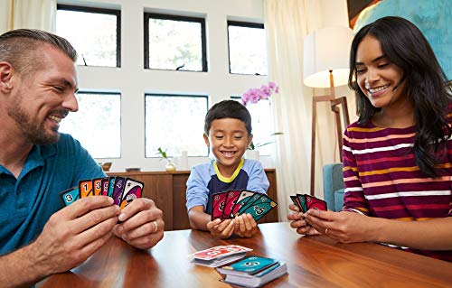 uno gioco di carte in famiglia